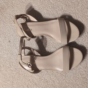 Ankis Nude Women size 8 Sandles